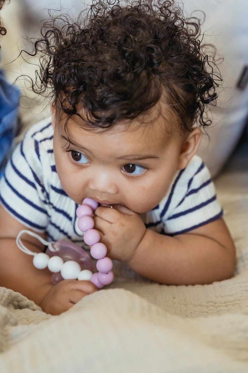 Pousse dentaire, Soins dentaires pour bébé, Soulagement des douleurs infantiles, Anneaux de dentition, Hygiène du bébé, Symptômes de la poussée dentaire, Méthodes de soulagement de la douleur, Sommeil paisible, Régime alimentaire adapté à la poussée dentaire, Conseils de parentalité