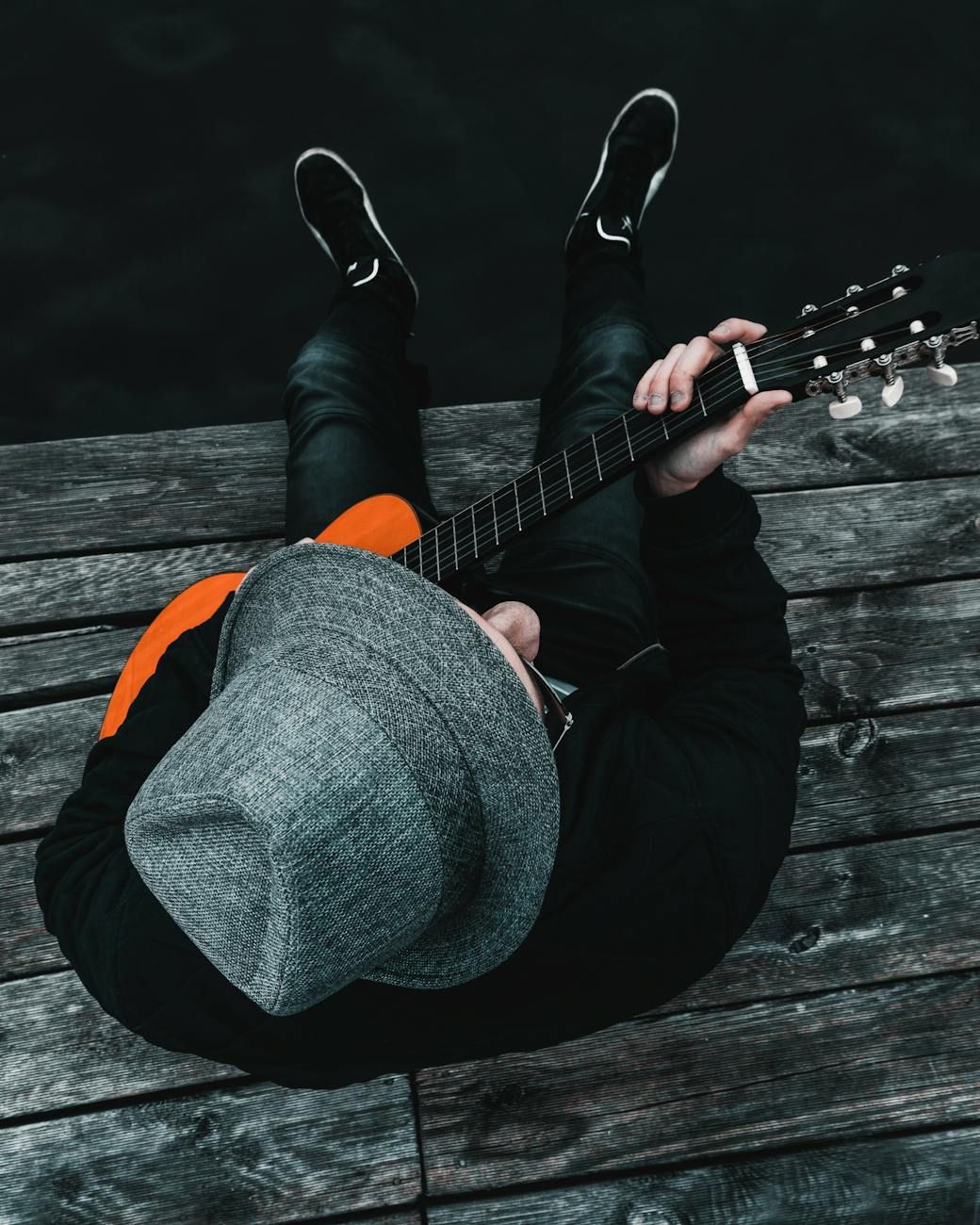 Gitarrtillverkning, Traditionella metoder, Innovativa teknologier, Handgjorda instrument, Gitarrmaterial, Gitarrhistoria, Kulturellt arv, Modern design, Ljudmässiga egenskaper, Hållbar tillverkning