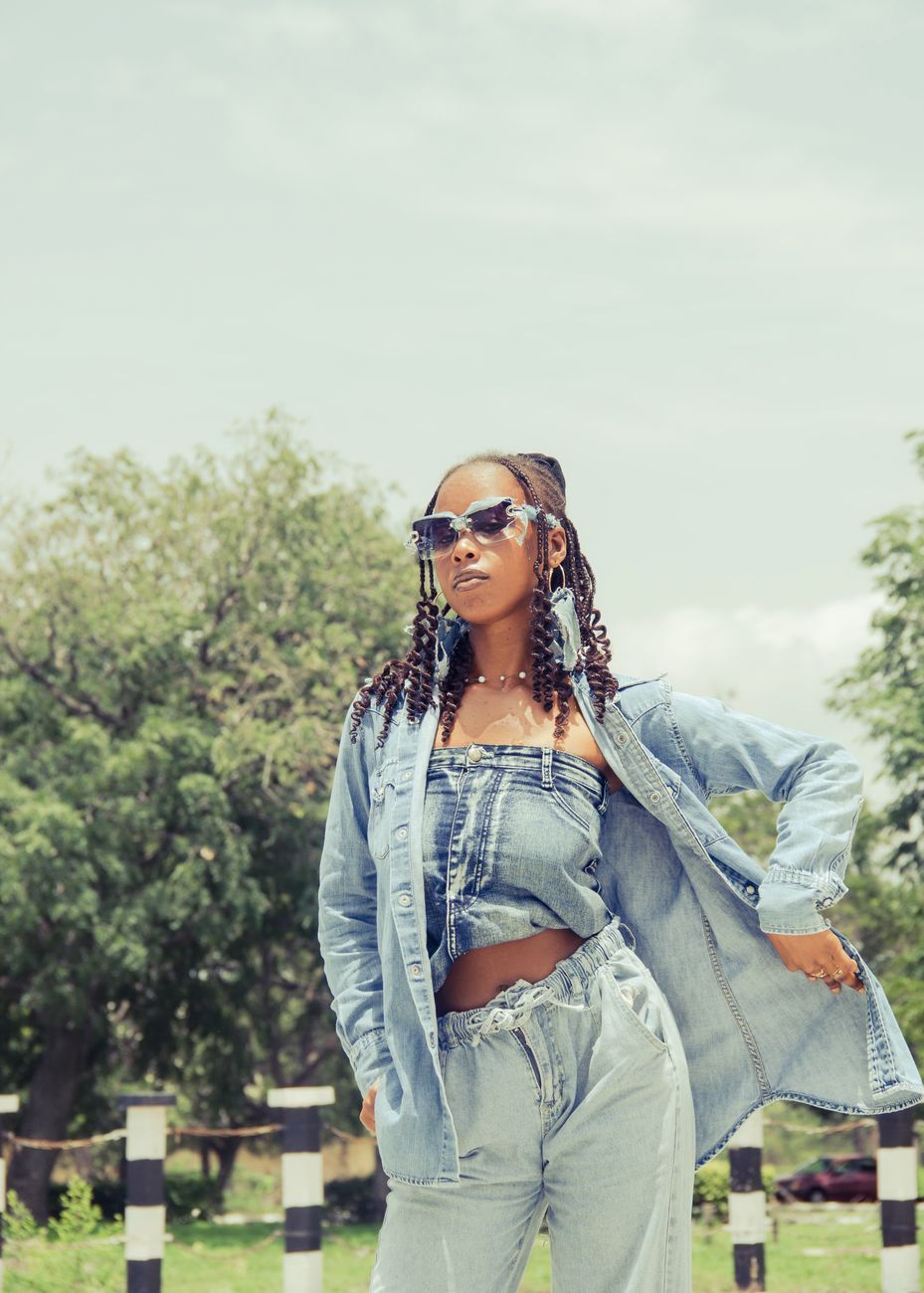 Jeanshemd, Denim-Mode, Alltagsoutfits, lässiger Stil, Denim-Trends 2026, Schichtungsideen, Street-Style, smart-casual, Garderoben-Essentials, Outfit-Inspiration