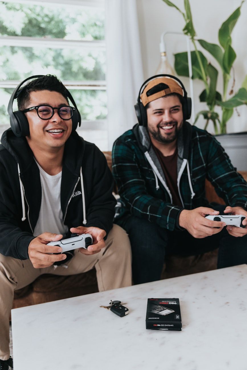 fremtidige spil, gaming teknologi, virtuel virkelighed, augmenteret virkelighed, skybaseret gaming, kunstig intelligens, metaverse, hjerne-computer-grænseflader, mobilgaming, esport