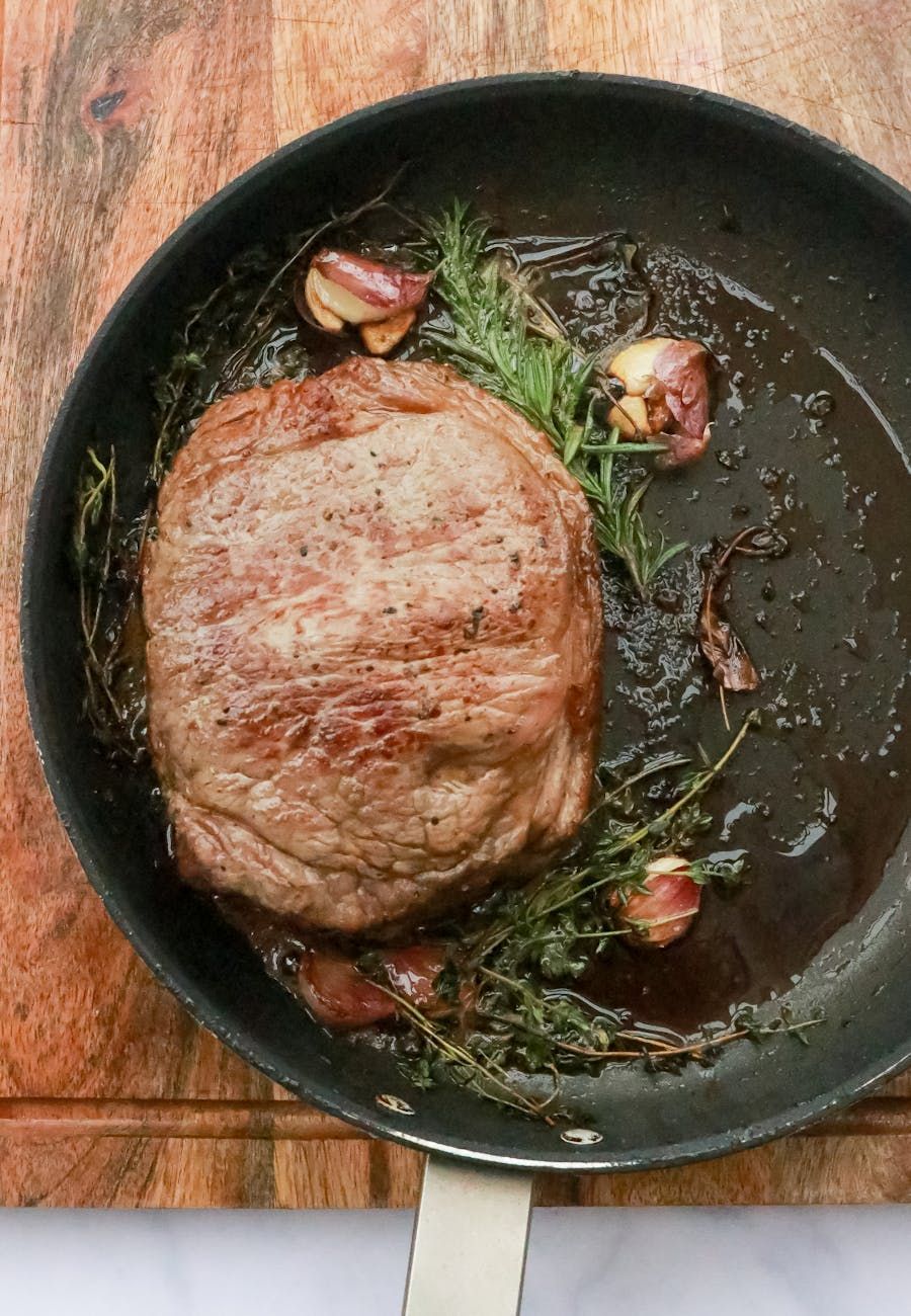 stek, gotowanie, grill, patelnia, temperatura, stopień wysmażenia, marynata, mięso, soczystość, przyprawy