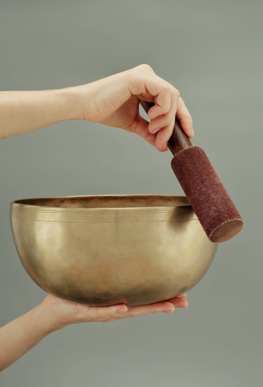 Klangtherapie, heilende Musik, Schwingungsfrequenzen, therapeutische Instrumente, Vorteile der Musiktherapie, Entspannungsklänge, Klangheilschalen, Gehirnwellenresonanz, emotionale Heilung, ganzheitliches Wohlbefinden