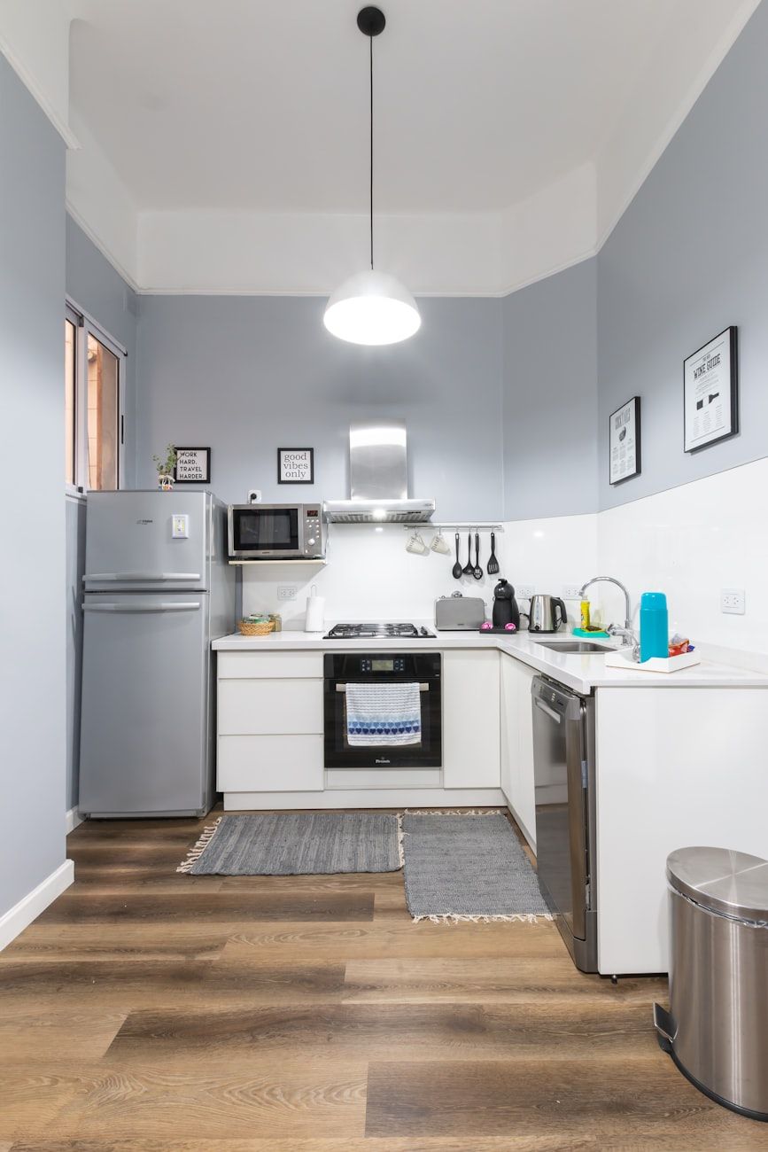 cocina compacta, muebles para espacios pequeños, cocina ergonómica, muebles funcionales, cocinas modernas, optimización del espacio, soluciones compactas, cocinas de apartamentos, ahorro de espacio, interiores elegantes
