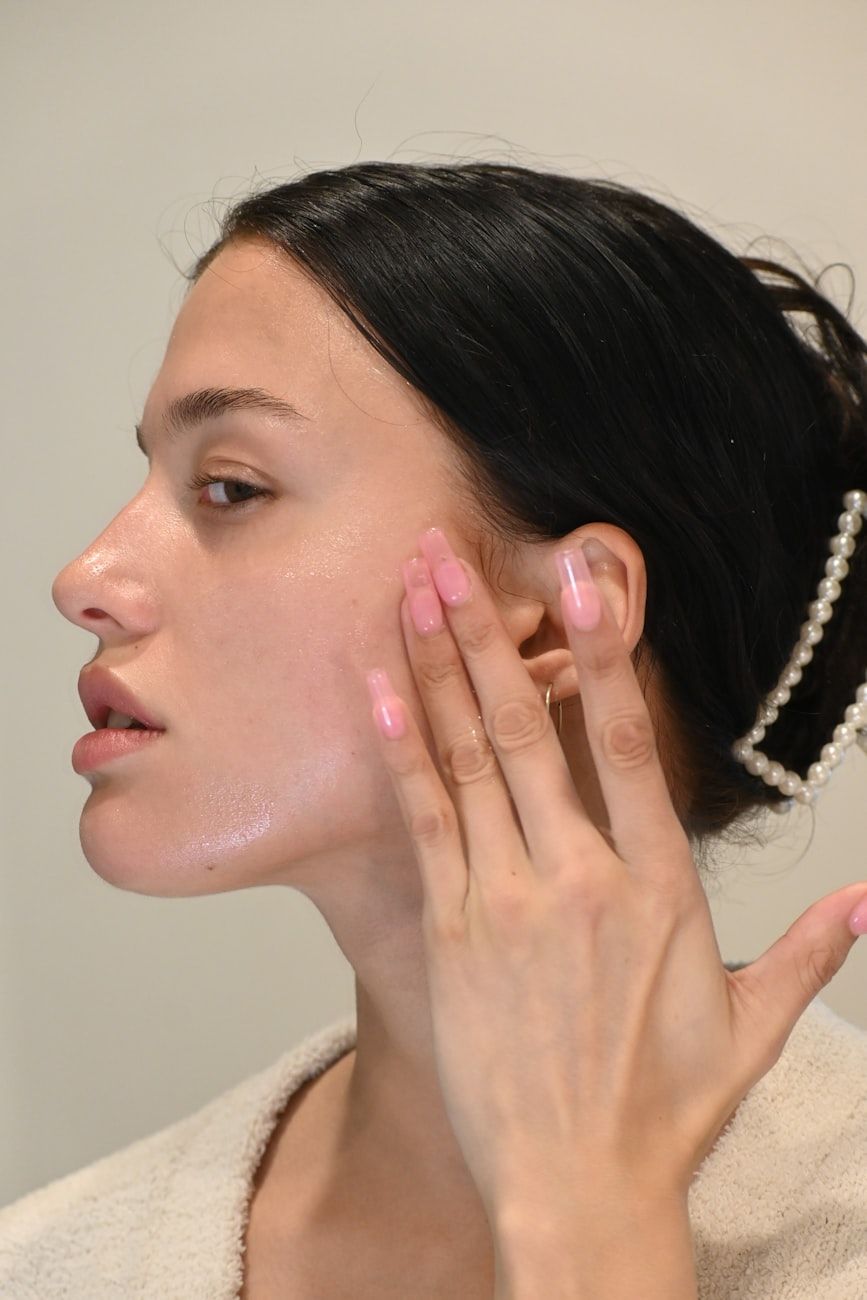cuidado de la piel, ingredientes activos, brillo saludable, piel radiante, antienvejecimiento, impulso de hidratación, tez clara, exfoliación suave, barrera cutánea, rutina de belleza