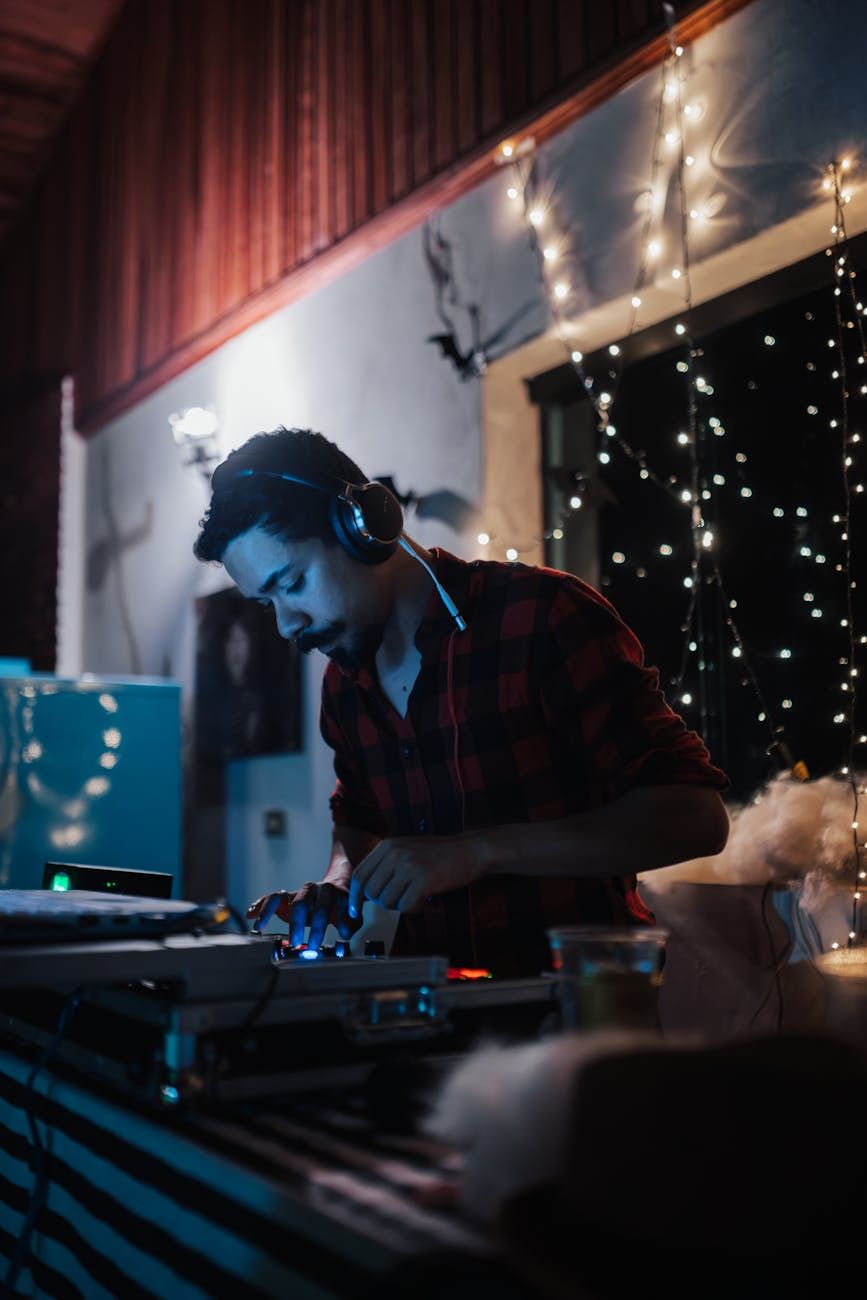DJ-laitteet, 2025, musiikkiteknologia, parhaat DJ-laitteet, DJ-musiikkitrendit, DJ-ohjaimet, edistyksellinen tekniikka, klubilaitteisto, musiikin innovaatiot, äänentoistolaitteisto