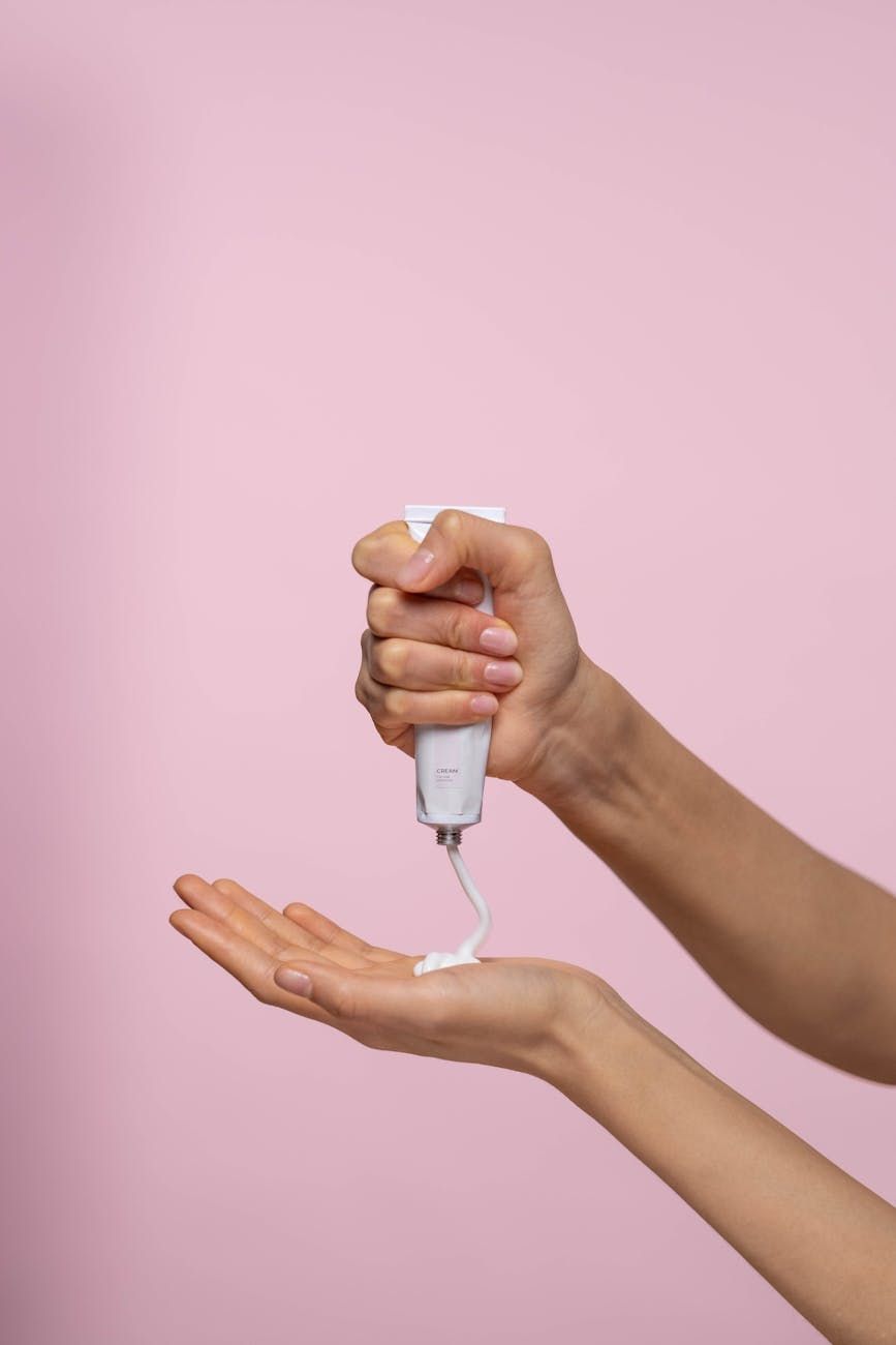 crema de manos de invierno, cuidado de las manos, piel seca, manos agrietadas, crema hidratante, bálsamo nutritivo, protección de la piel, mejores cremas de manos, cuidado en climas fríos, reparación de la piel