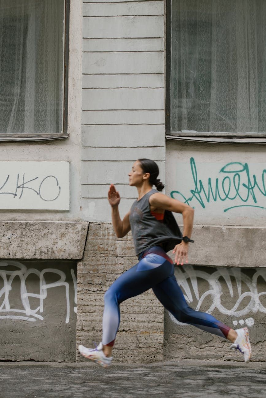 Sportmode-Trends, Activewear, Athleisure, kräftige Farben, leistungsstarke Stoffe, nahtloses Design, Hybride Bekleidung, Einfluss von Streetwear, Workout-Mode, stylische Activewear, Fitnessbekleidung, Athleisure-Marken, modische Sportbekleidung.