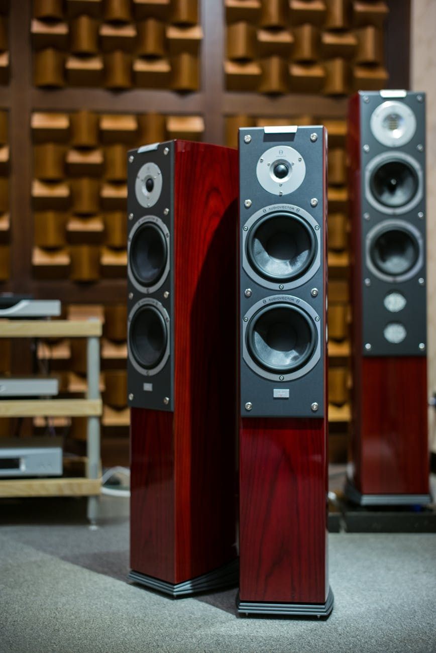 hi-fi-system, stereoanläggningar, surroundljudsystem, ljudsystem, högkvalitativt ljud, surroundljudsuppsättning, hemljud, musikljudsystem, Dolby Atmos, ljudupplevelse