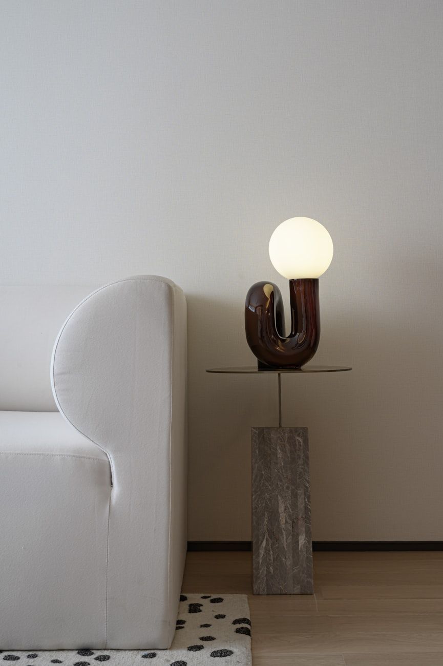 lampade insolite, apparecchi luminosi di design, illuminazione artistica, illuminazione creativa, decorazione d'interni, lampade uniche, luce come arte, apparecchi luminosi moderni, illuminazione decorativa, soluzioni di illuminazione non convenzionali