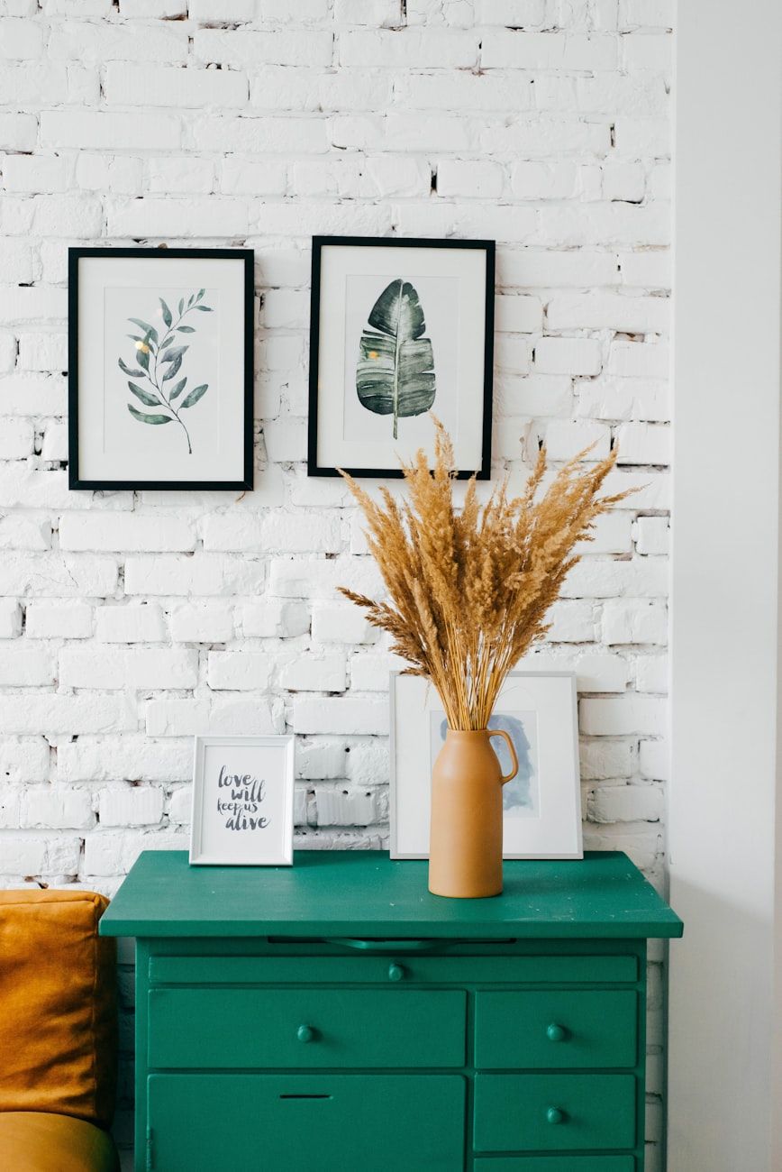 tendenze d'interni 2025, accessori per la casa, arredamento moderno, design sostenibile, stile minimalista, gadget smart per la casa, materiali ecologici, aggiornamento del soggiorno, accenti decorativi, innovazioni domestiche