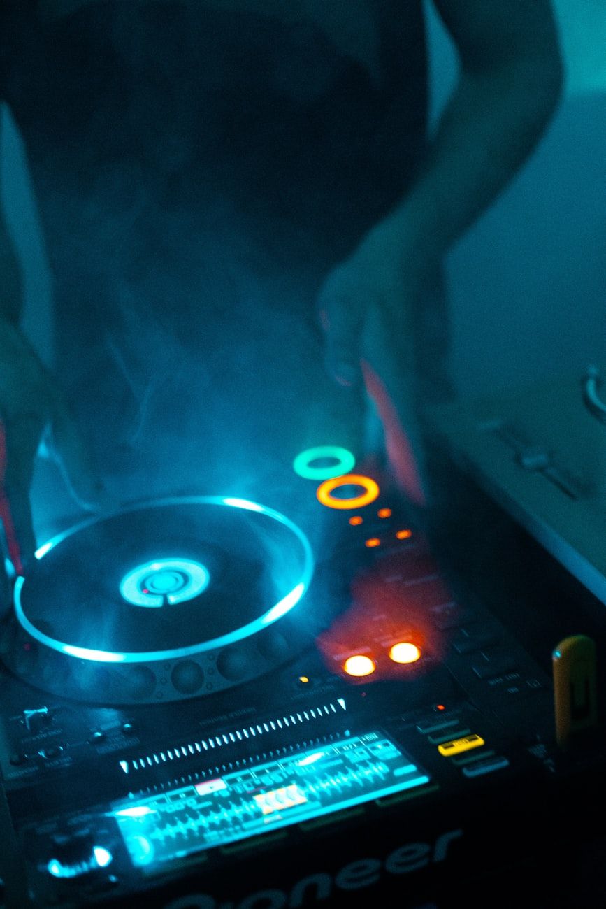 Équipement de DJ, mise à niveau de l'installation, musique, outils professionnels, DJ 2025, meilleurs appareils, contrôleurs, mixeurs, casques, performances