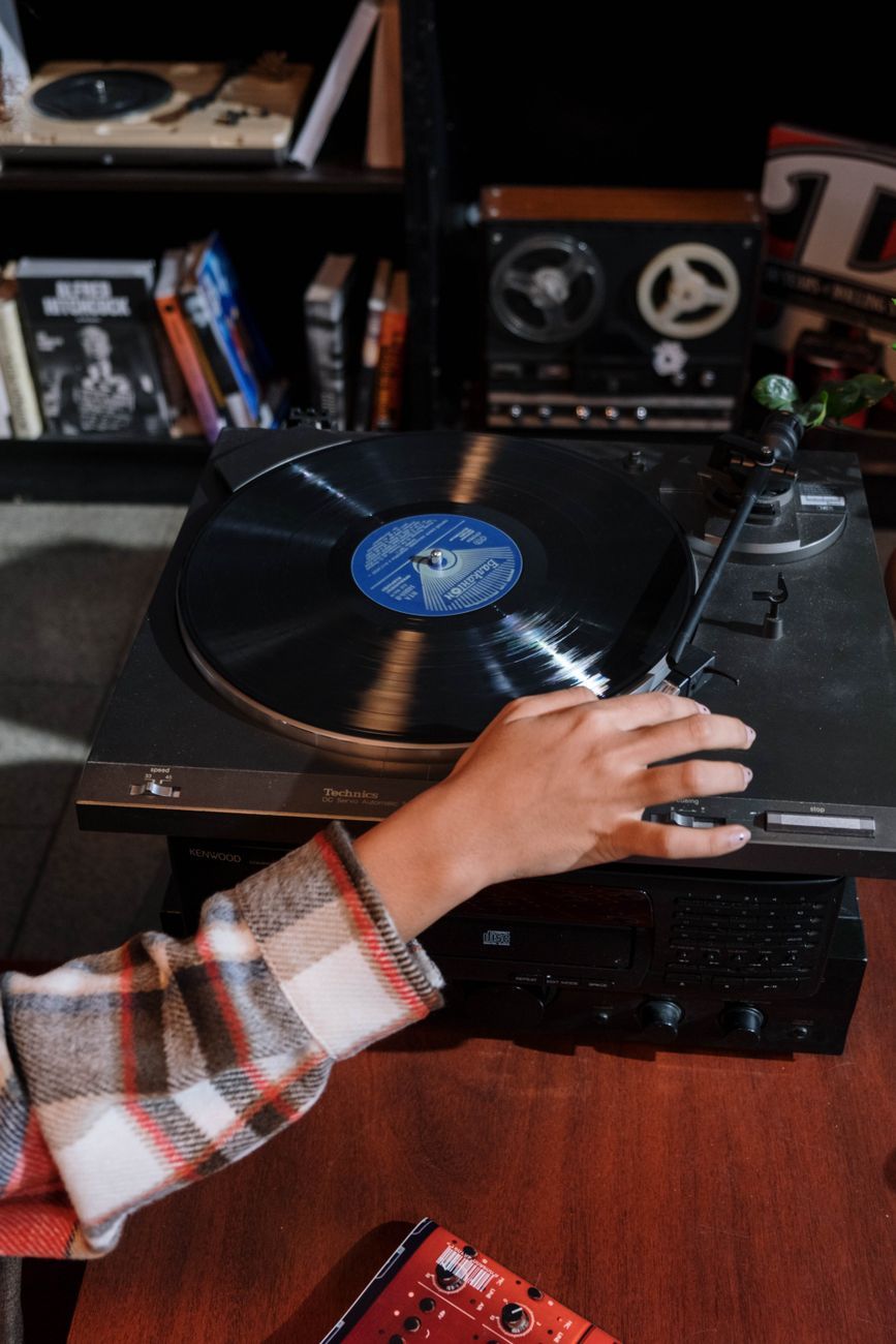 DJing de vinilo, tocadiscos, discos de vinilo, cultura DJ, sonido analógico, DJs modernos, tocadiscos, equipo de DJ, resurgimiento del vinilo, mezcla de vinilo