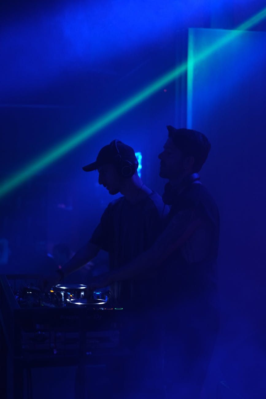 Vinilo, formatos digitales, cultura DJ, calidad del sonido, tradición, tecnología, mezcla de música, actuaciones en directo, innovaciones, audiencia