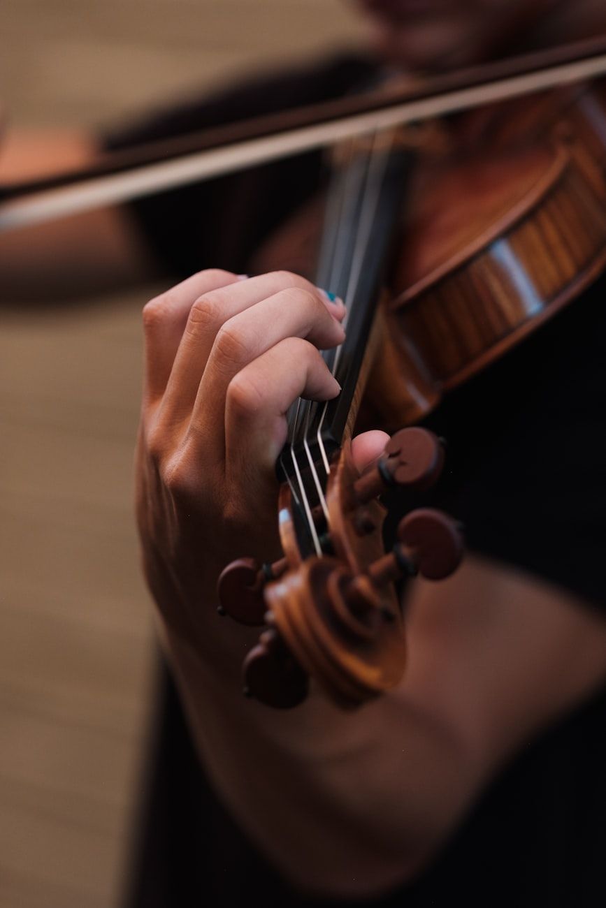 fiolvård, fiolvård, fiolrengöring, stränginstrumenttips, stråkvård, fiolljudkvalitet, hartsanvändning, fiolförvaring, stämning av fiol, skydda fiolen