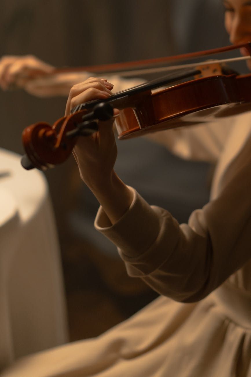 violin vs cello, nybörjarmusiker, stränginstrument, violinlektioner, cellolektioner, klassisk musik, instrumentjämförelse, musikstuderande, lära sig spela violin, lära sig spela cello