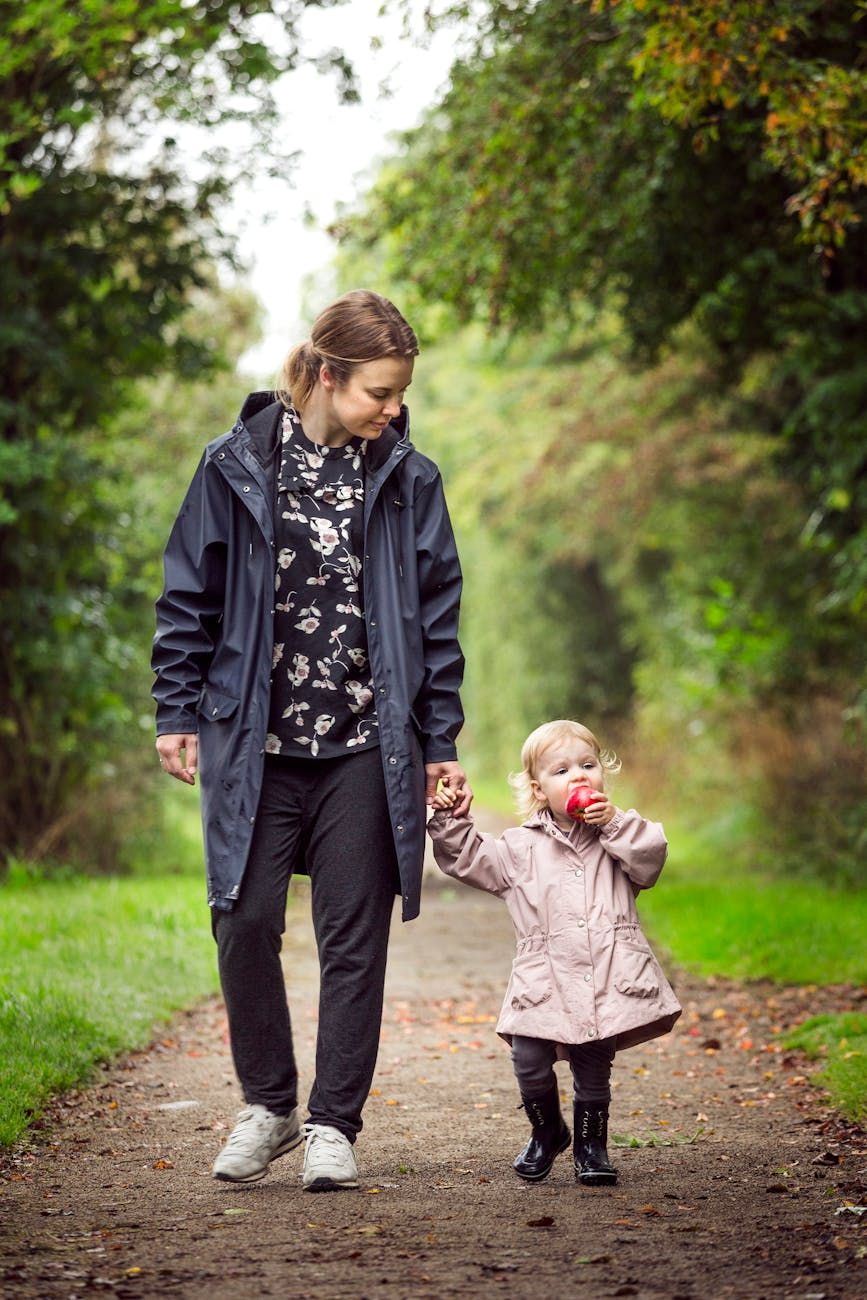 passeggiata con un neonato, passeggiate all'aperto per neonati, quando fare una passeggiata con un neonato, quanto camminare con un neonato, prima passeggiata con neonato, benefici dell'aria fresca per i neonati, sicurezza all'aperto del neonato, passeggino per bambini, routine quotidiana del neonato, aria fresca per neonati