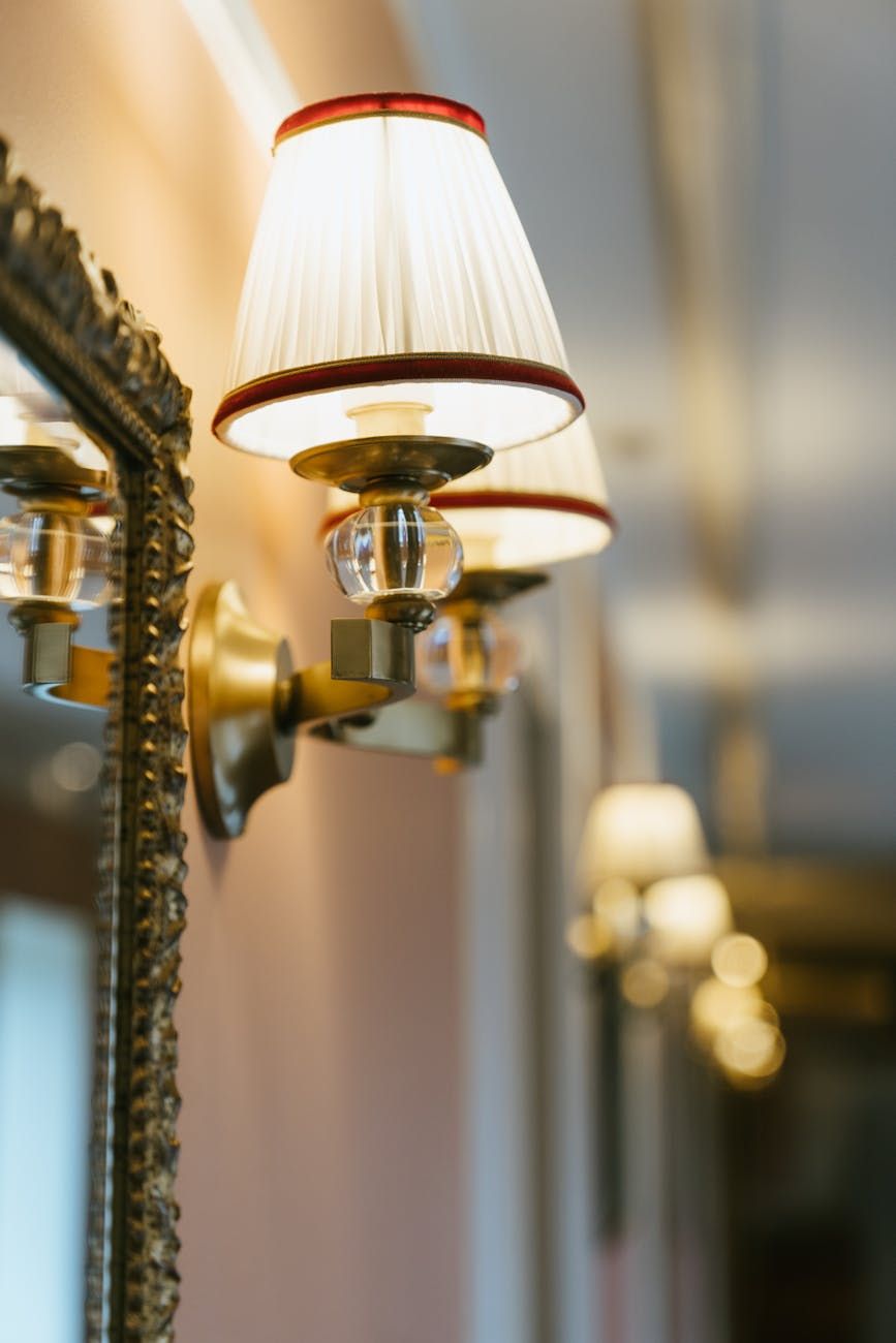 kinkiety ścienne, oświetlenie korytarzowe, lampy ścienne do holu, nowoczesne kinkiety, dekoracje korytarza, pomysły na jasny korytarz, lampy ścienne do wnętrz, stylowe oprawy oświetleniowe, oświetlenie wejścia do domu, lampy korytarzowe