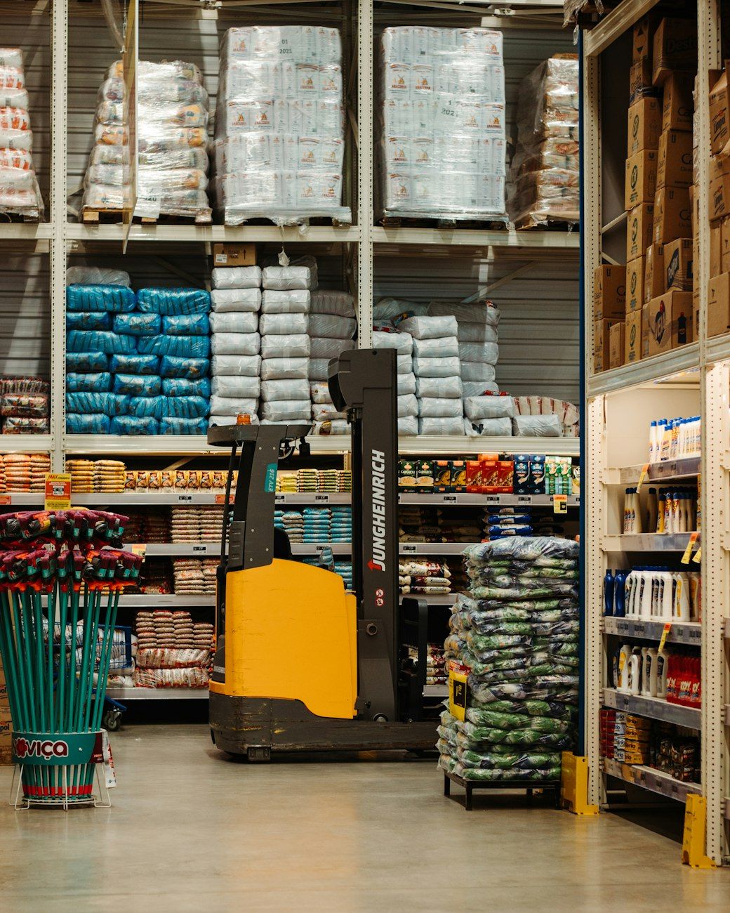 magazijnautomatisering, robotische systemen, logistieke technologie, geautomatiseerde opslag, magazijnrobots, efficiëntie van de supply chain, slimme magazijnen, voorraadbeheer, pickrobots, industriële automatisering