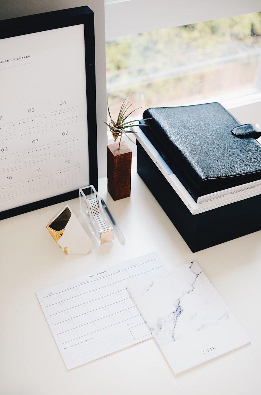 lista de itens indispensáveis de escritório, materiais de escritório essenciais, fundamentos de local de trabalho, ferramentas de produtividade de escritório, ideias de organização de secretária, lista de equipamento de escritório, itens de conforto no local de trabalho, dicas de eficiência de escritório, gadgets indispensáveis para escritório, espaço de trabalho organizado