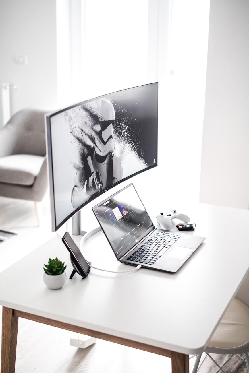 novos acessórios para pc, guia de acessórios para pc, periféricos de computador, acessórios essenciais para pc, acessórios de pc para jogos, setup ergonómico de pc, acessórios de secretária para pc, dispositivos de armazenamento externo, acessórios de atualização de pc, acessórios de pc para escritório em casa