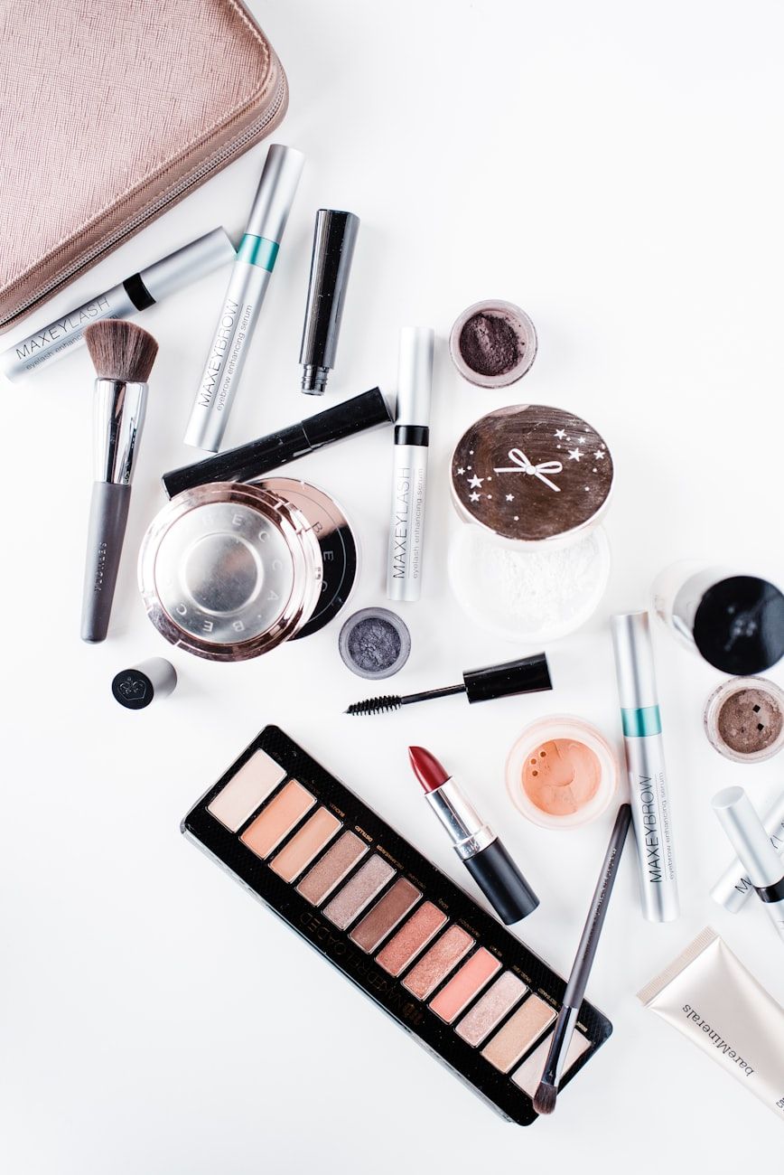 Beauty-Blogger, Make-up-Taschen, Schönheitsprodukte, Make-up-Essentials, Influencer-Beauty-Routine, Hautpflege, Make-up-Haul, Glamour-Tipps, Beauty-Geheimnisse, Make-up-Favoriten