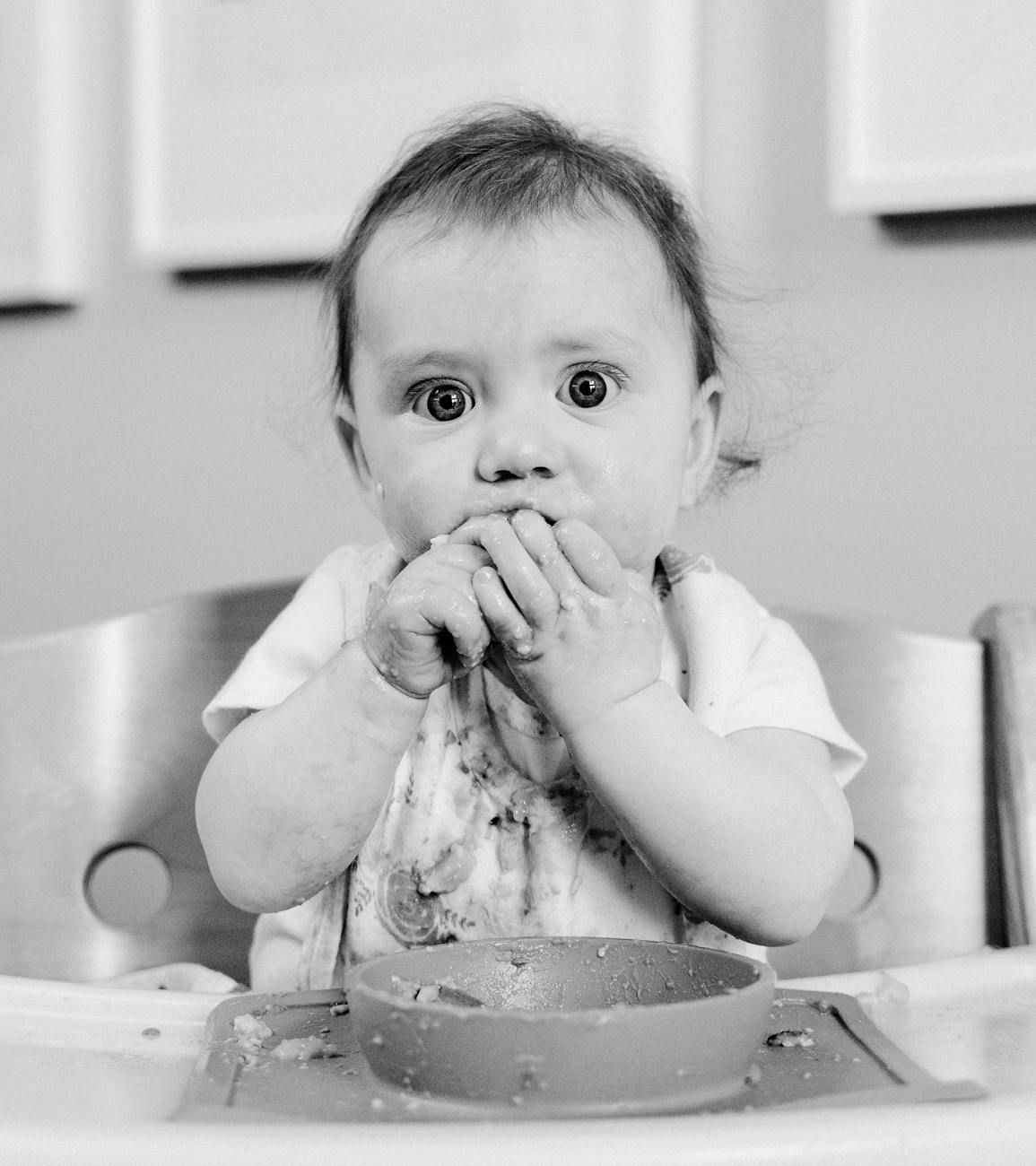nutrición infantil, introducción de alimentos sólidos, pautas parentales, edad del bebé, alergias alimentarias, alimentación complementaria, salud del bebé, crecimiento y desarrollo, consejos pediátricos, leche materna