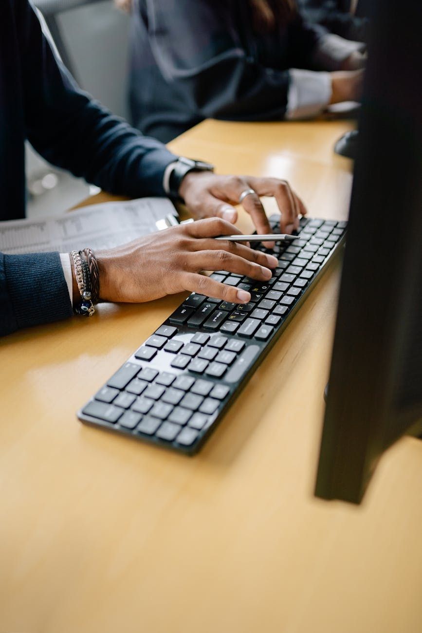datatilbehør, arbeidseffektivitet, ergonomisk oppsett, tastaturoppgradering, muspresisjon, monitorstativ, laptop-dokk, kabelføring, webkamerakvalitet, skrivebordsbelysning