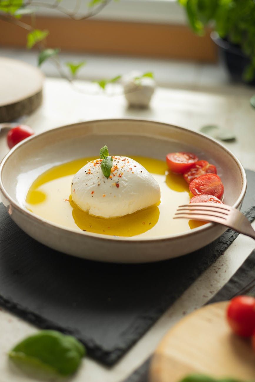 fromage Burrata, apéritifs estivaux, fromage italien, fromage crémeux, recettes au fromage, salade de Burrata, entrées froides, mozzarella fraîche, snacks de fête, apéritif gourmet