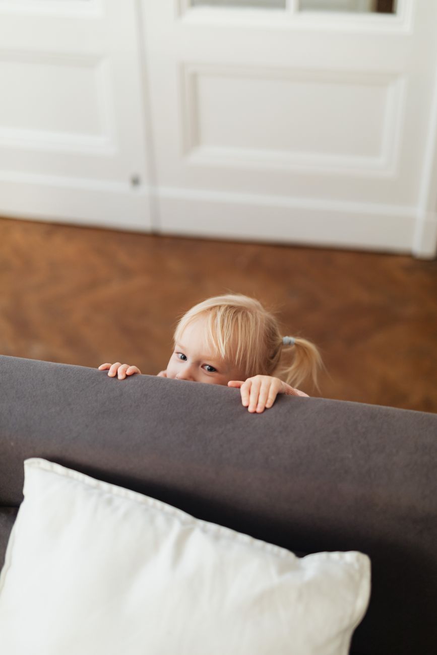 Kinder Verstecken Verhalten, Kinderpsychologie, warum Kinder sich verstecken, fantasievolles Spiel bei Kindern, Entwicklungssstufen von Kindern, emotionale Sicherheit bei Kindern, Verstecken spielen Psychologie, kindliche Unabhängigkeit, soziale Entwicklung bei Kindern, Erziehungseinblicke