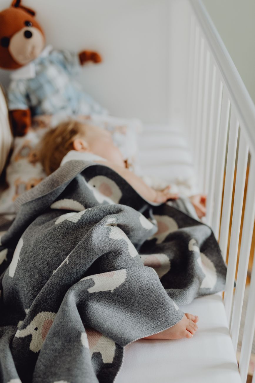 Babyschlaf-Sicherheit, Baby tritt Decke ab, sichere Schlafalternativen, Babyschlafsack, tragbare Decke, Baby-Schlafbekleidung, Baby-Schlafenszeit-Routine, sichere Schlaftemperatur, Babyschlafsack, deckenfreier Schlaf