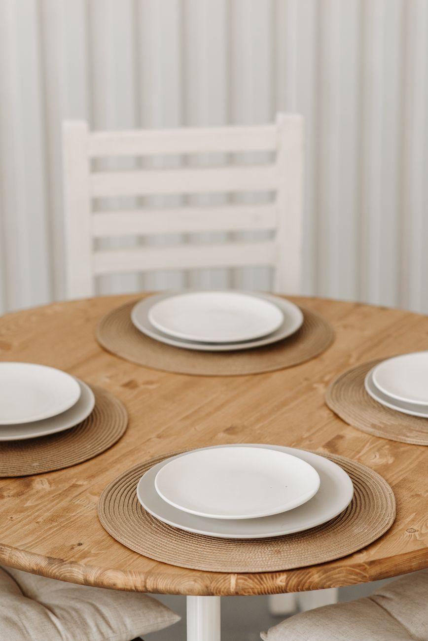 runde Esstische, Ideen für runde Esstische, Vorteile von runden Esstischen, runde Tischinnenraumgestaltung, moderne Esstrends, platzsparende Esstische, gemütliche Esszimmerideen, stilvolle Essmöbel, Esszimmerdekorinspiration, Auswahl des richtigen Esstisches