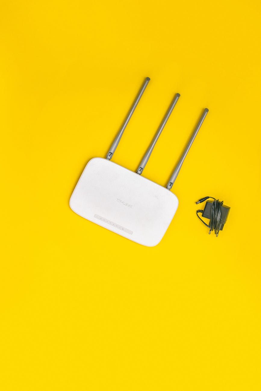 Wi-Fi-router, lejlighedsinternet, stabil forbindelse, trådløst netværk, hjemme Wi-Fi-opsætning, routerdækning, internethastighed, dual band-router, mesh Wi-Fi-system, netværksoptimering
