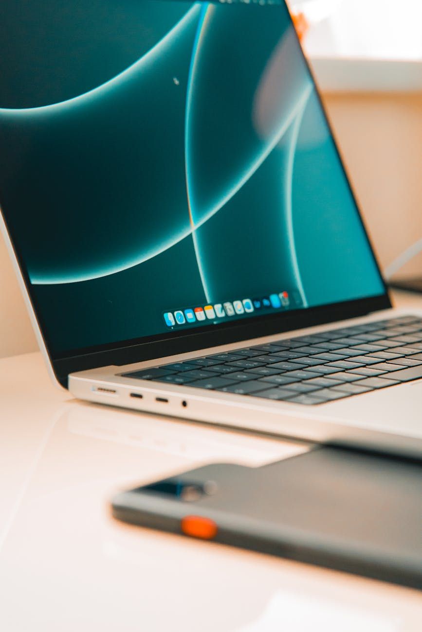 drahtloses Laden für Laptops, Laptop-Ladestationen, Zukunft der drahtlosen Stromversorgung, Laptop-Batterietechnologie, Qi-Standard, Aufräumen von Ladevorurteilen, Laptop-Zubehör, tragbare Ladung, aufkommende Technologien, Energieeffizienz